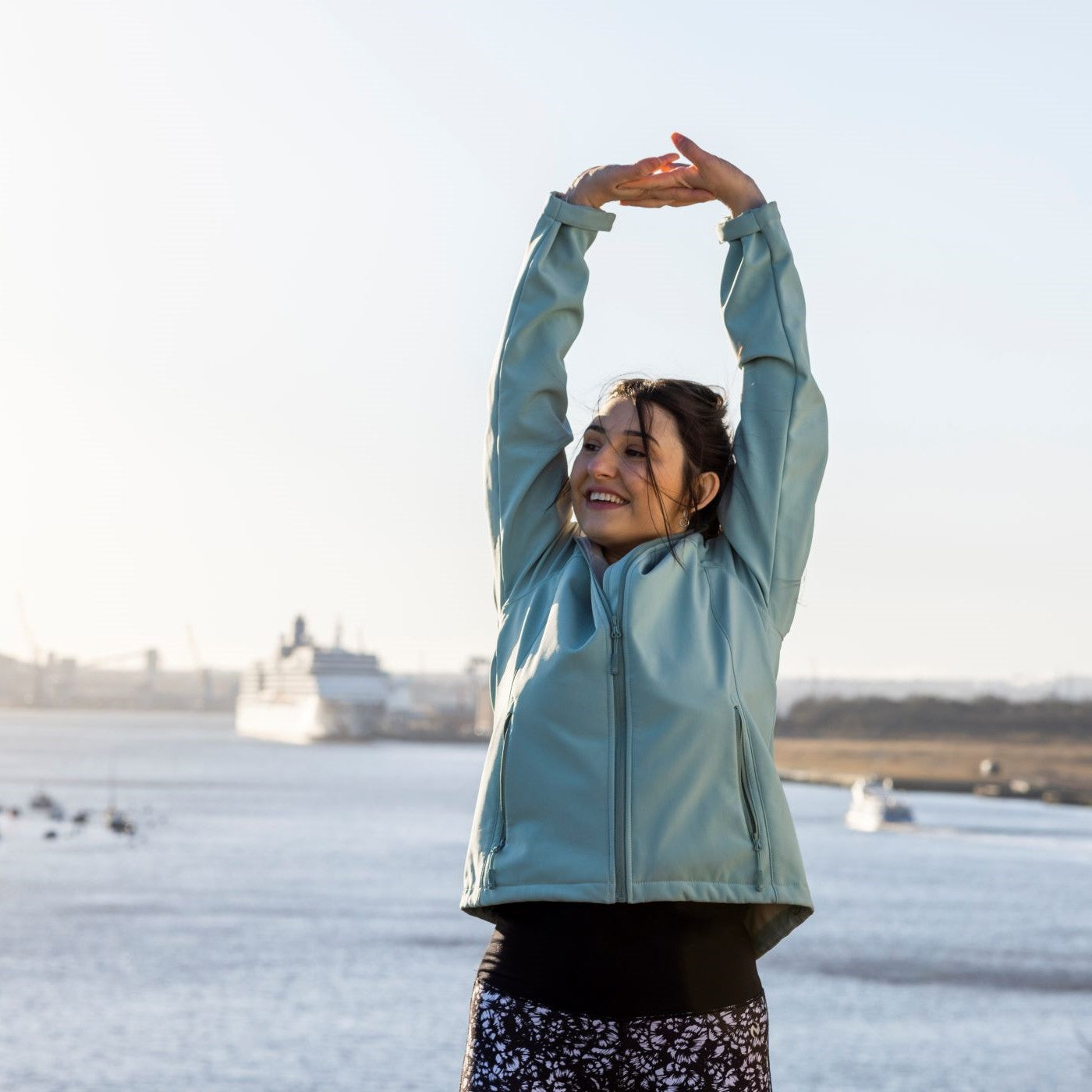 Frau dehnt sich nach dem Joggen