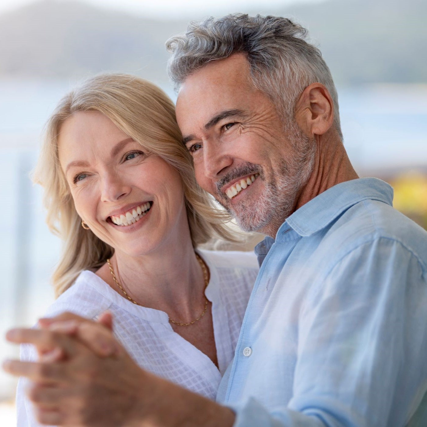 Älteres Pärchen tanzt zusammen am Meer