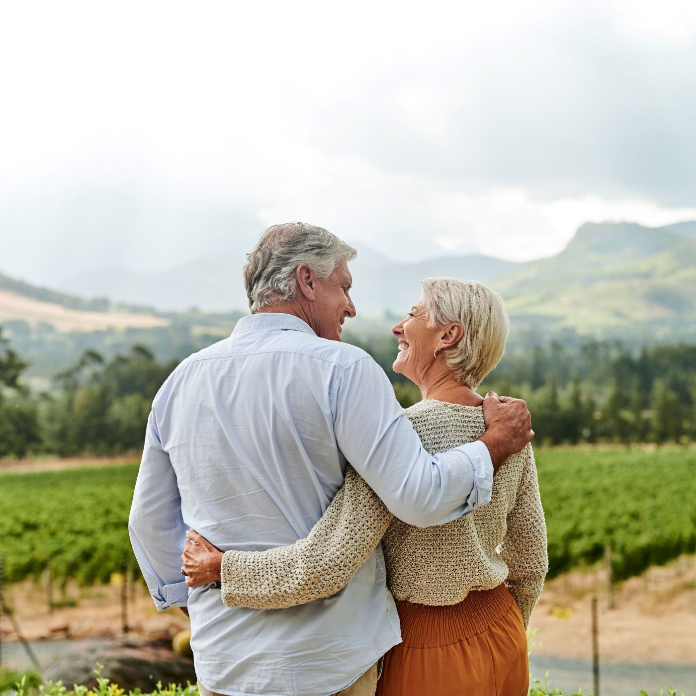 Älteres Pärchen genießt zusammen eine Auszeit in den Weinbergen